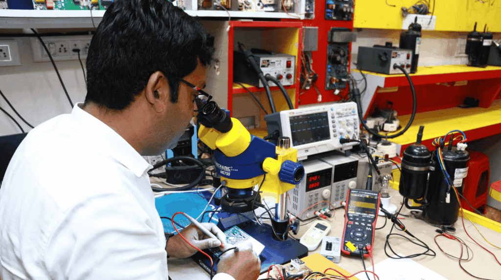 Multimeter kaise use karte hai mobile repairing me? Voltage, continuity, diode test, resistance aur current check karna seekhiye.